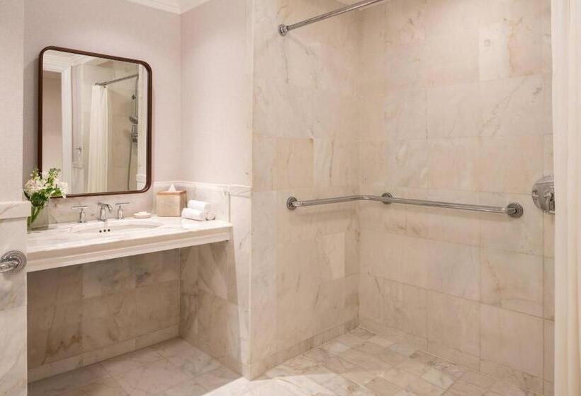 キングサイズベッドのスタンダードルーム, The Ritzcarlton Orlando, Grande Lakes