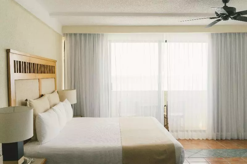 سوییت جونیور, Nyx Cancun