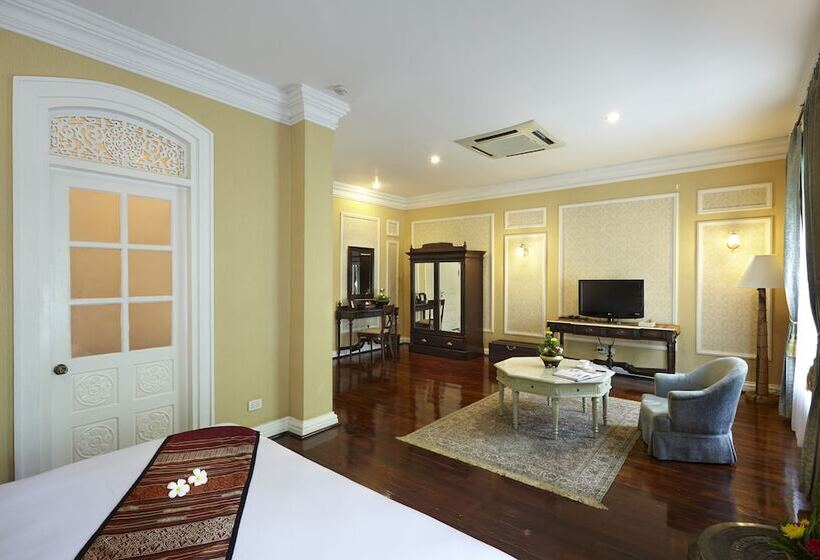 جناح ملكى, Villa Santi