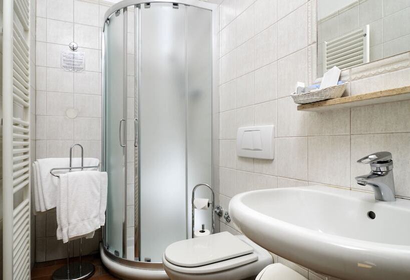 غرفة قياسية ثلاثية, Praga 1