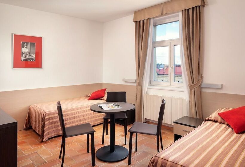 غرفة قياسية ثلاثية, Praga 1