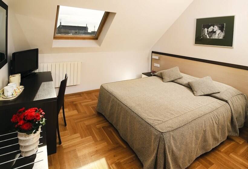 غرفة قياسية ثلاثية, Praga 1