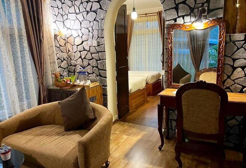 سوئیت با بالکن, The Kantipur