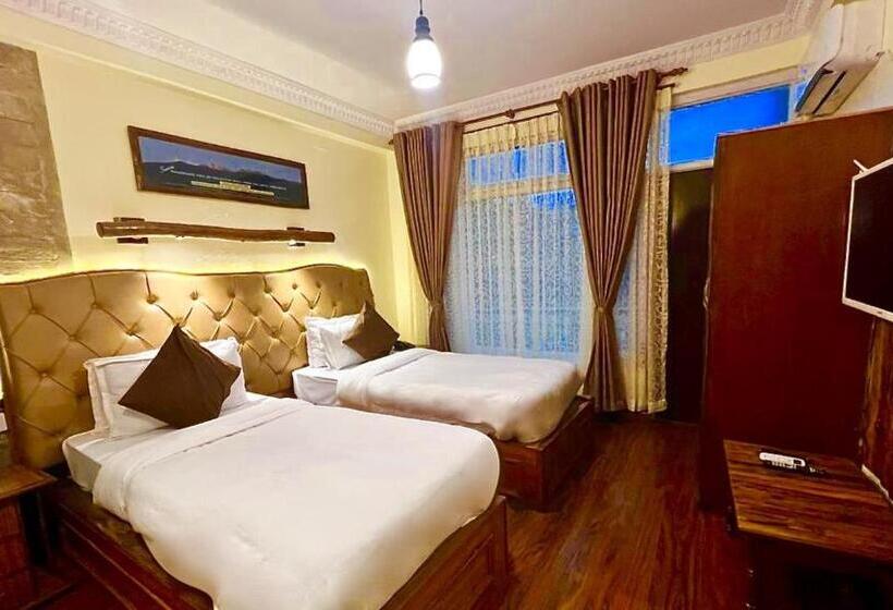 سوئیت با بالکن, The Kantipur