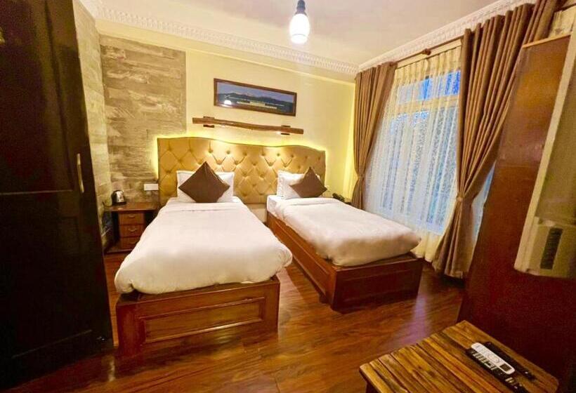 سوئیت با بالکن, The Kantipur