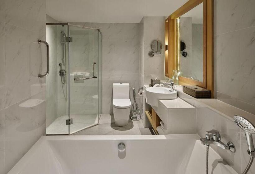 带泳池观景的豪华房, Phuket Marriott Resort & Spa Merlin Beach