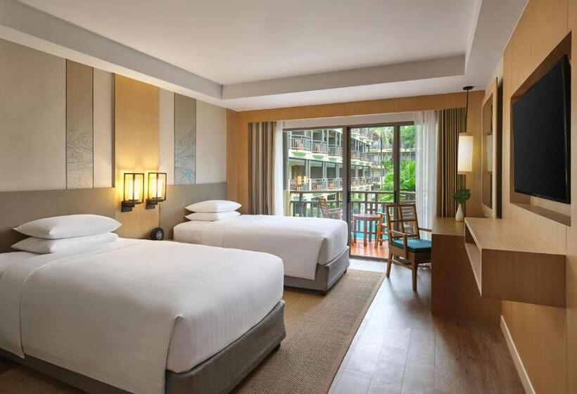 带泳池观景的豪华房, Phuket Marriott Resort & Spa Merlin Beach