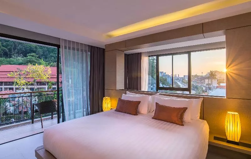 اتاق لوکس با چشم‌انداز استخر, Phuket Marriott Resort & Spa Merlin Beach