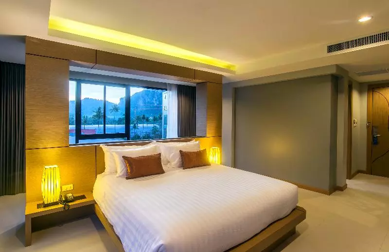 اتاق لوکس با چشم‌انداز استخر, Phuket Marriott Resort & Spa Merlin Beach