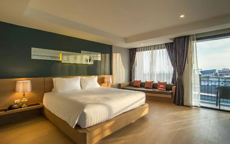 اتاق لوکس با چشم‌انداز استخر, Phuket Marriott Resort & Spa Merlin Beach