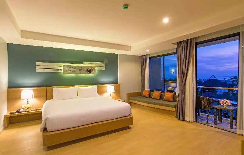 اتاق لوکس با چشم‌انداز استخر, Phuket Marriott Resort & Spa Merlin Beach