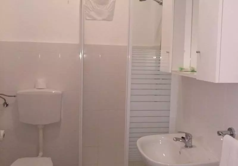 استودیوی استاندارد, Regina Apartamentos