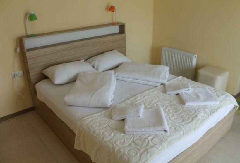 اتاق لوکس با بالکن, Okro Life