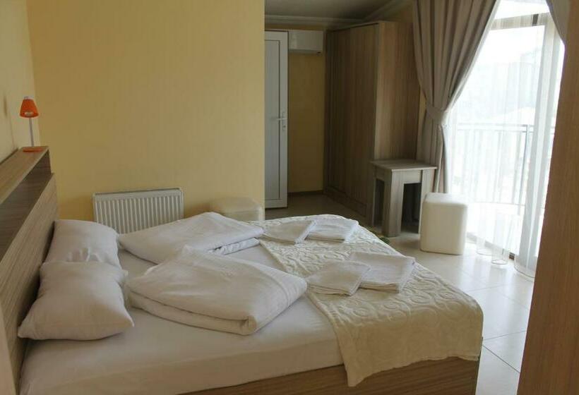 اتاق لوکس با بالکن, Okro Life