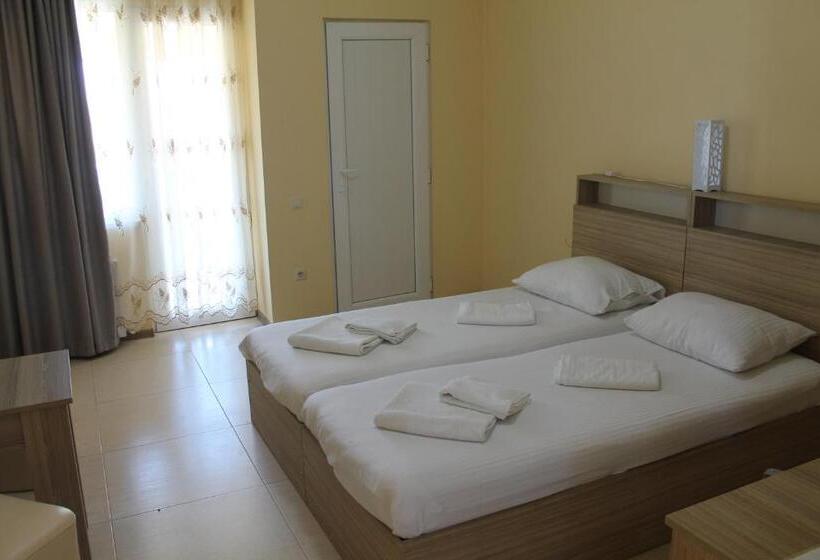 اتاق لوکس با بالکن, Okro Life