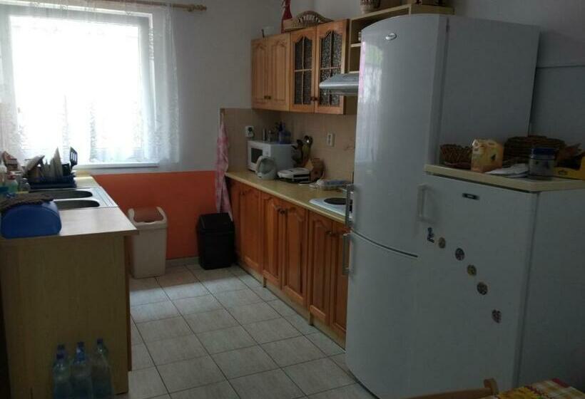 اتاق پنج‌تخته استاندارد, Penzion Pomněnka