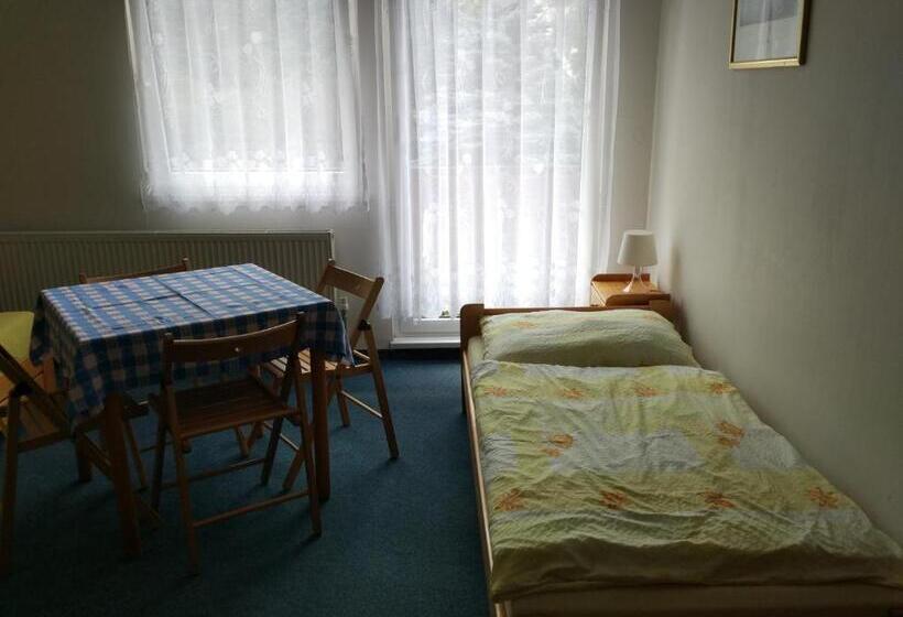 اتاق پنج‌تخته استاندارد, Penzion Pomněnka