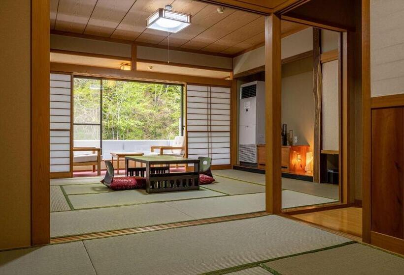 סוויטה, Nikko Nationalpark Kawamata Onsen Kura