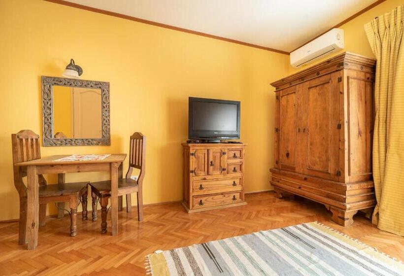 Standard-studio, Corona Villa