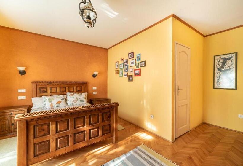 Standard-studio, Corona Villa