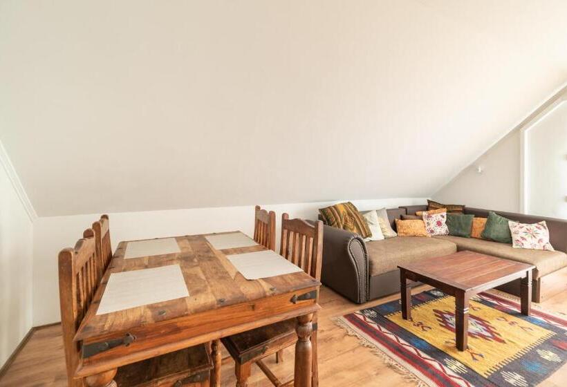 Huoneisto 2 Makuuhuonetta, Corona Villa