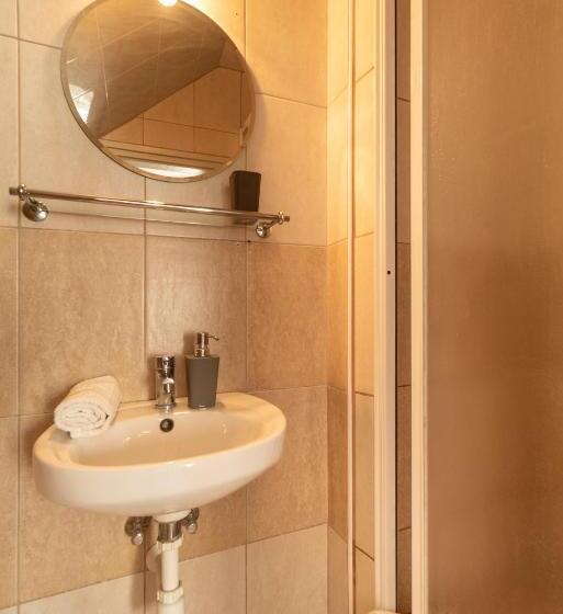 Villa 1 Makuuhuone Puutarhanäkymä, Corona Villa