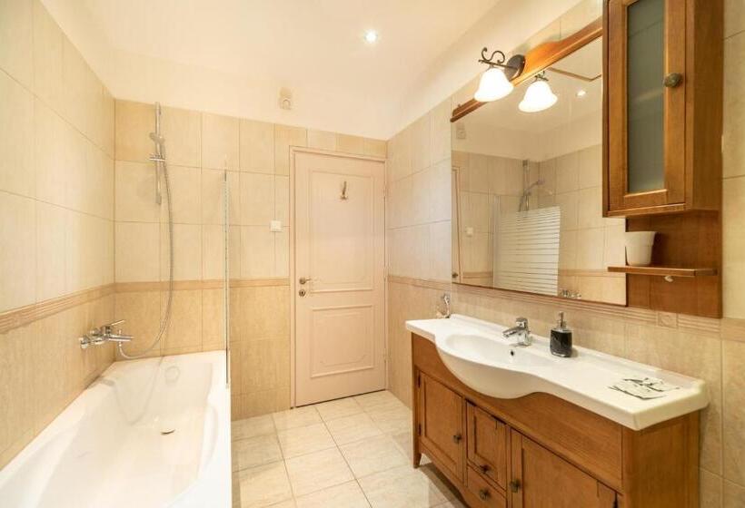 Villa 1 Makuuhuone Puutarhanäkymä, Corona Villa