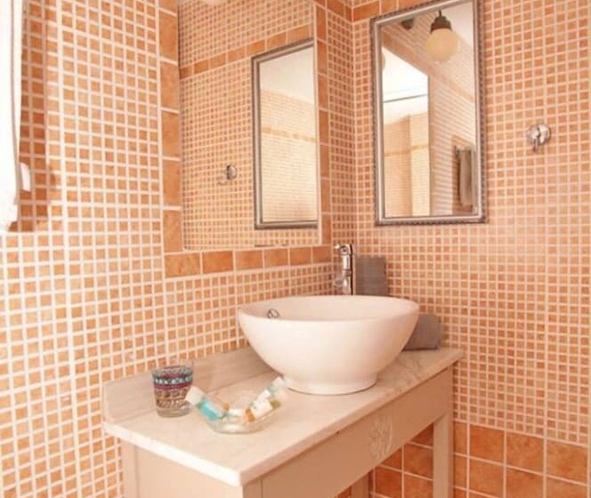 اتاق سوپریور با بالکن, Aperanto Galazio