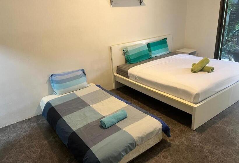 חדר דלוקס לשלושה, Sleep Inn   Lonely Beach