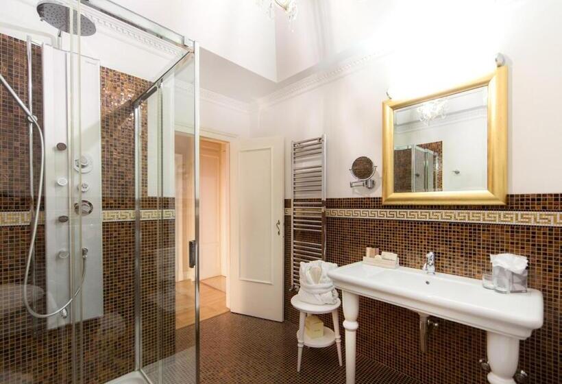 اتاق خانوادگی, Grand Hotel Rimini