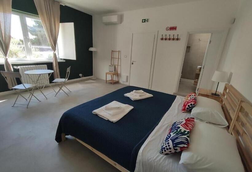 اتاق استاندارد با چشمانداز استخر, Artemisia B&b