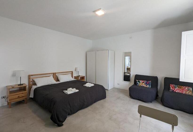 اتاق استاندارد با چشمانداز استخر, Artemisia B&b