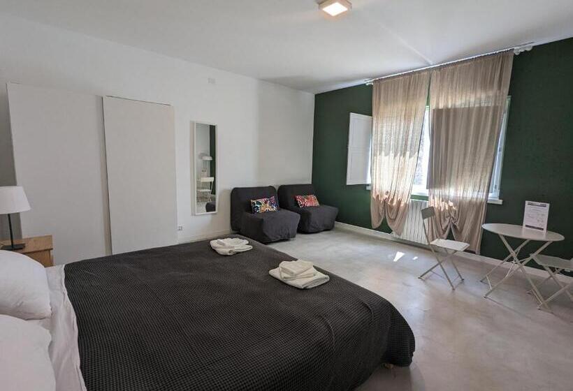 اتاق استاندارد با چشمانداز استخر, Artemisia B&b