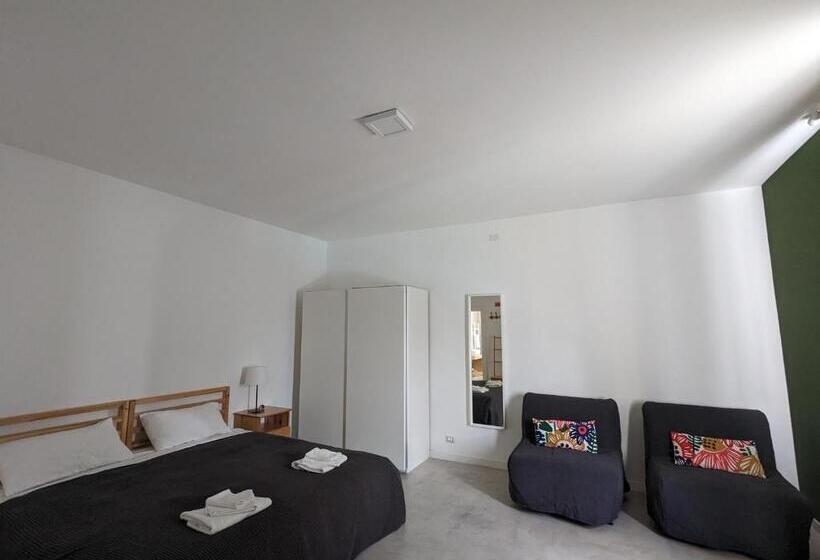 اتاق استاندارد با چشم‌انداز استخر, Artemisia B&b