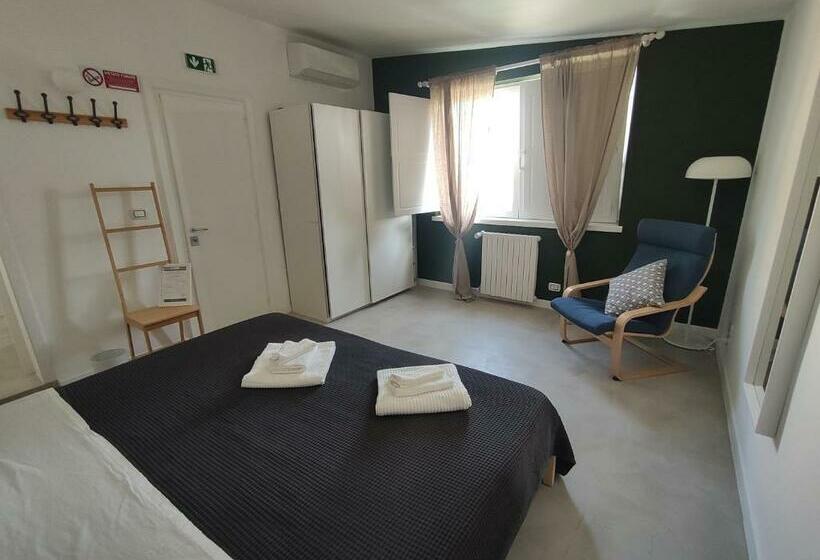 اتاق استاندارد با چشمانداز استخر, Artemisia B&b