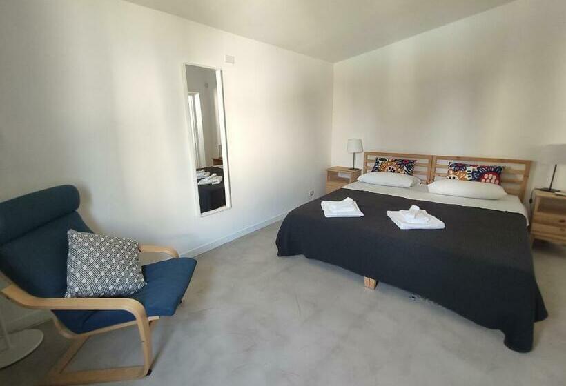 اتاق استاندارد با چشم‌انداز استخر, Artemisia B&b