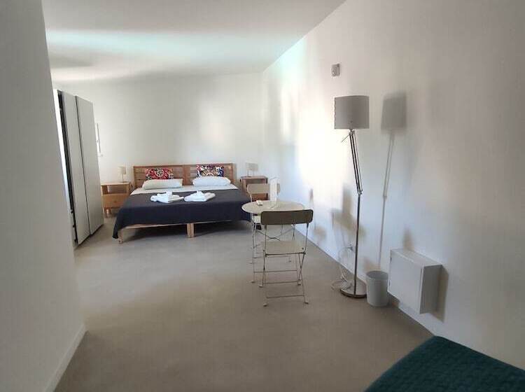 اتاق استاندارد با چشمانداز استخر, Artemisia B&b