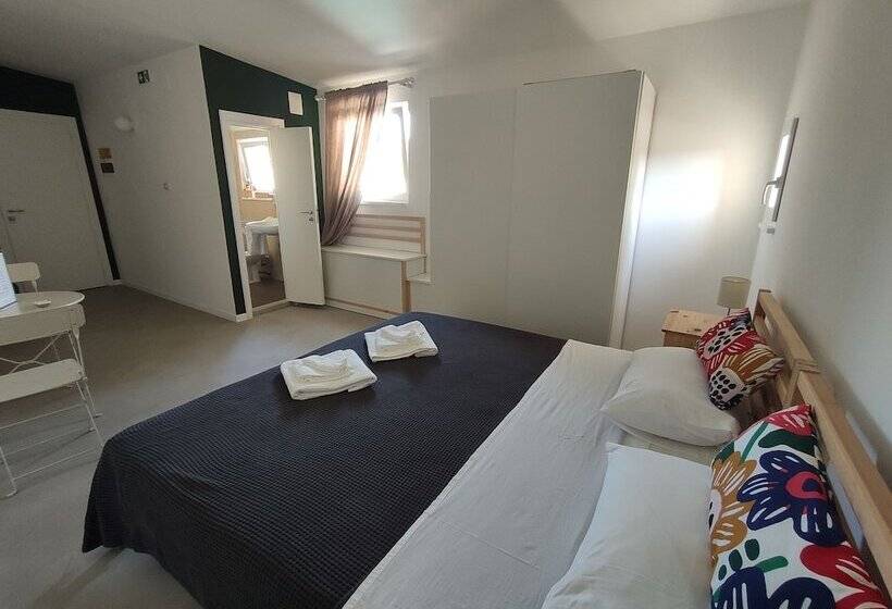 اتاق استاندارد با چشم‌انداز استخر, Artemisia B&b