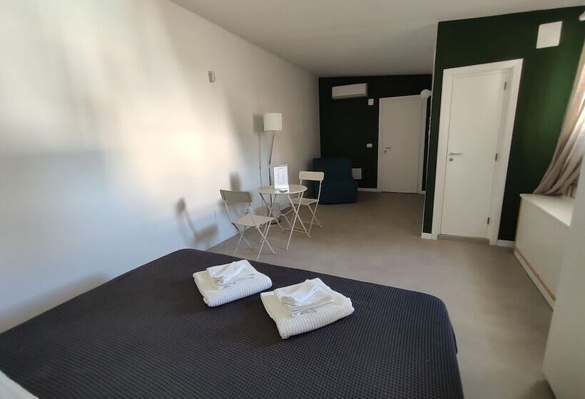 اتاق استاندارد با چشمانداز استخر, Artemisia B&b