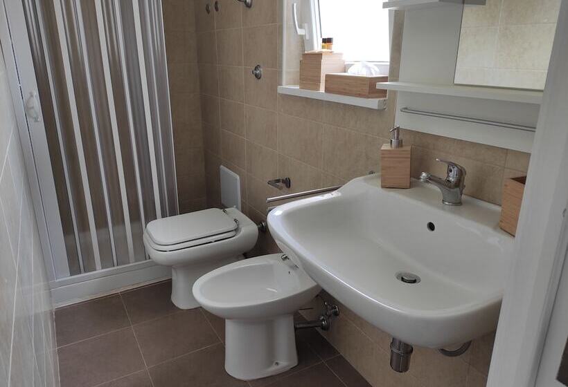 اتاق استاندارد با چشمانداز استخر, Artemisia B&b