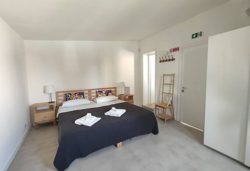 اتاق استاندارد با چشمانداز استخر, Artemisia B&b