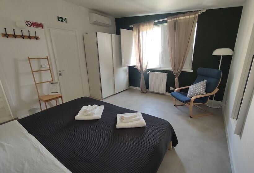 اتاق استاندارد با چشمانداز استخر, Artemisia B&b