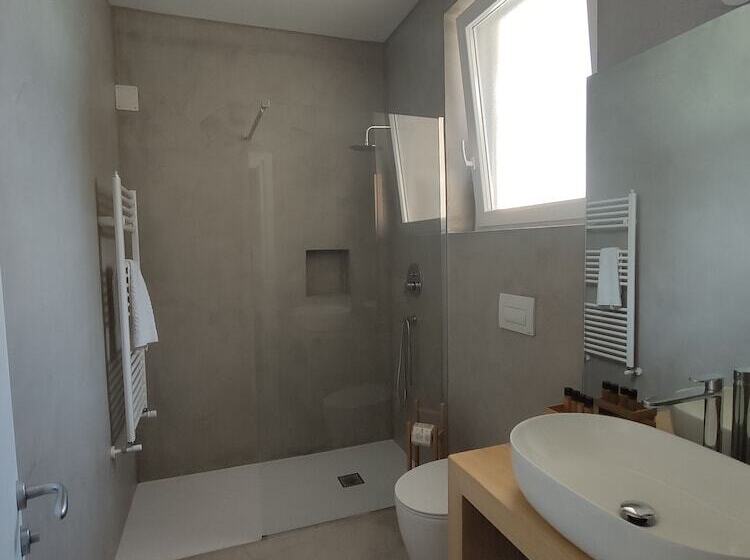 اتاق استاندارد با چشمانداز استخر, Artemisia B&b