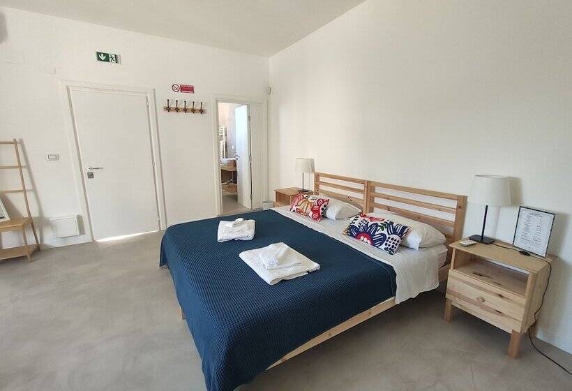 اتاق استاندارد با چشم‌انداز استخر, Artemisia B&b