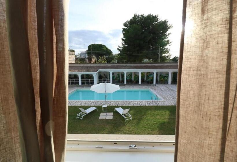 اتاق استاندارد با چشمانداز استخر, Artemisia B&b