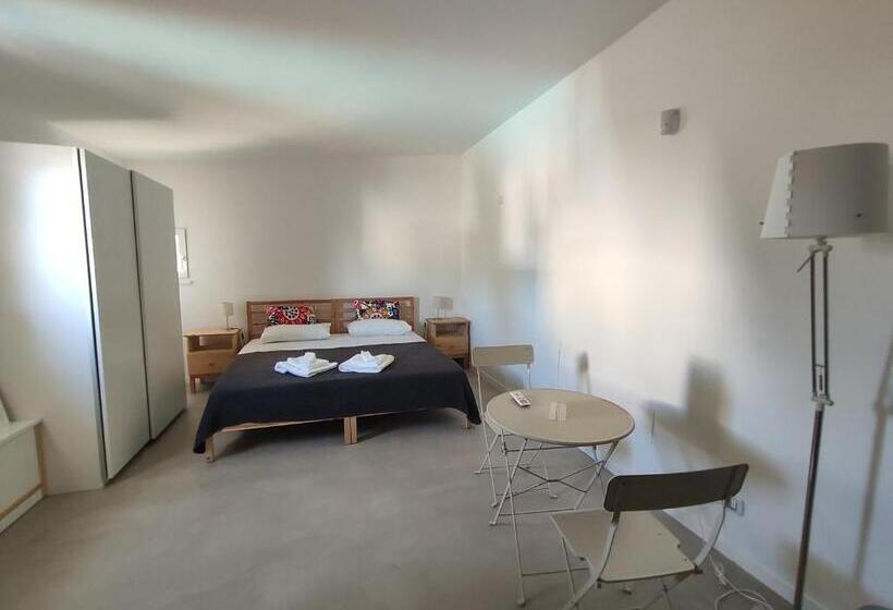 اتاق استاندارد با چشمانداز استخر, Artemisia B&b