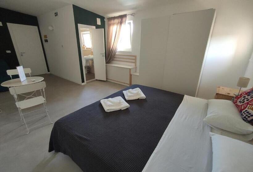 اتاق استاندارد با چشمانداز استخر, Artemisia B&b