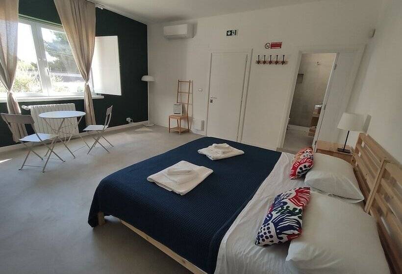 اتاق استاندارد با چشمانداز استخر, Artemisia B&b