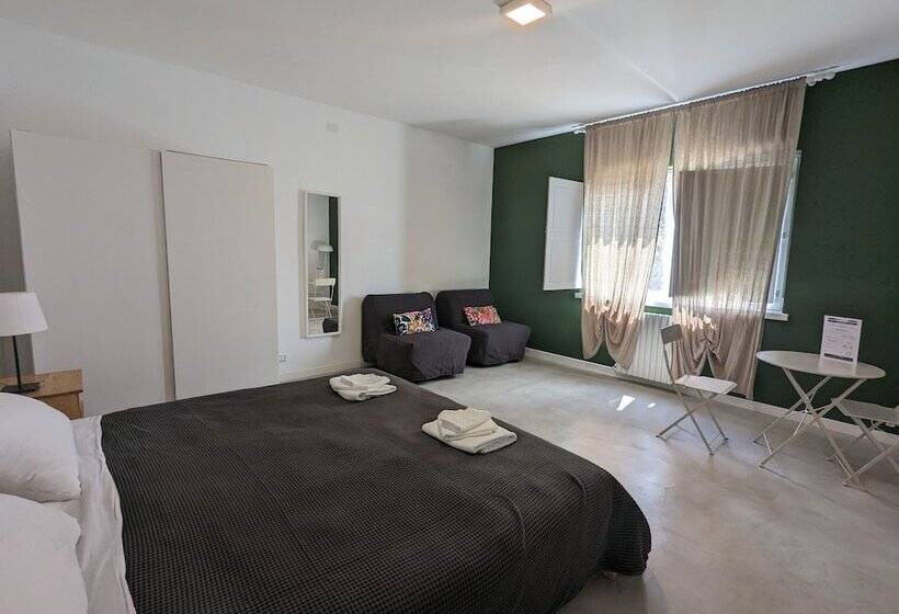 اتاق استاندارد با چشمانداز استخر, Artemisia B&b