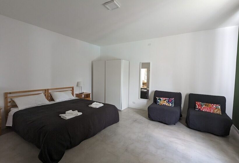 اتاق استاندارد با چشمانداز استخر, Artemisia B&b